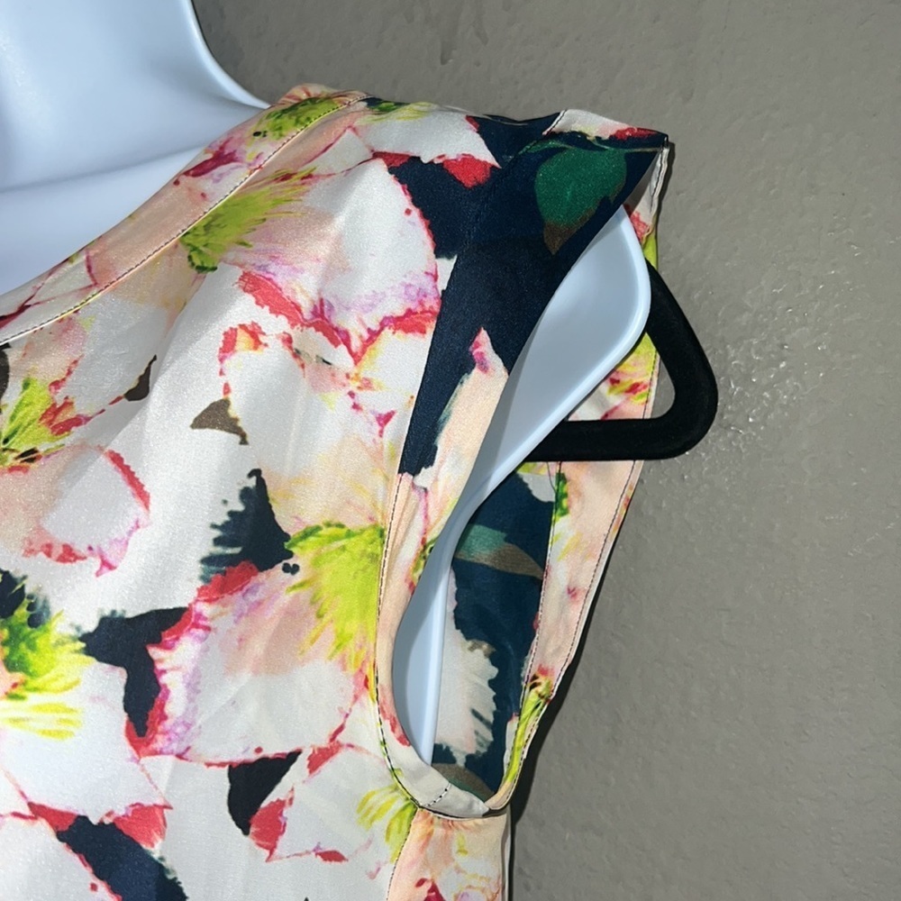 J. Crew Sleeveless Top in cove floral.
Size 2P - Picture 6 of 10